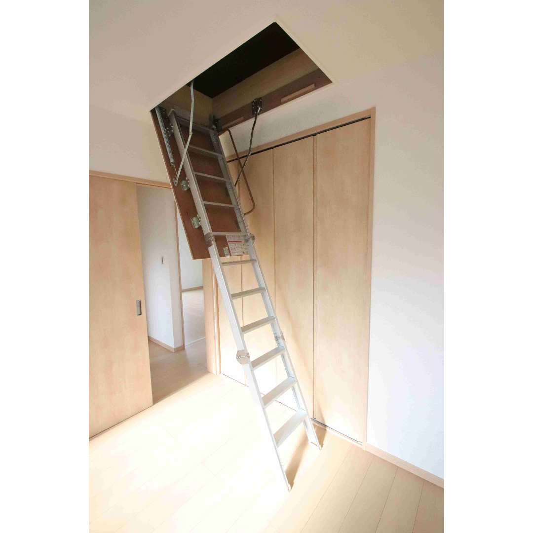 屋根裏への階段